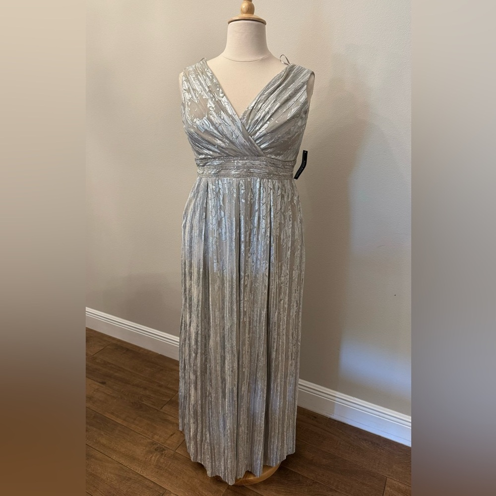 Plus Sequin Dress 🩶🤍